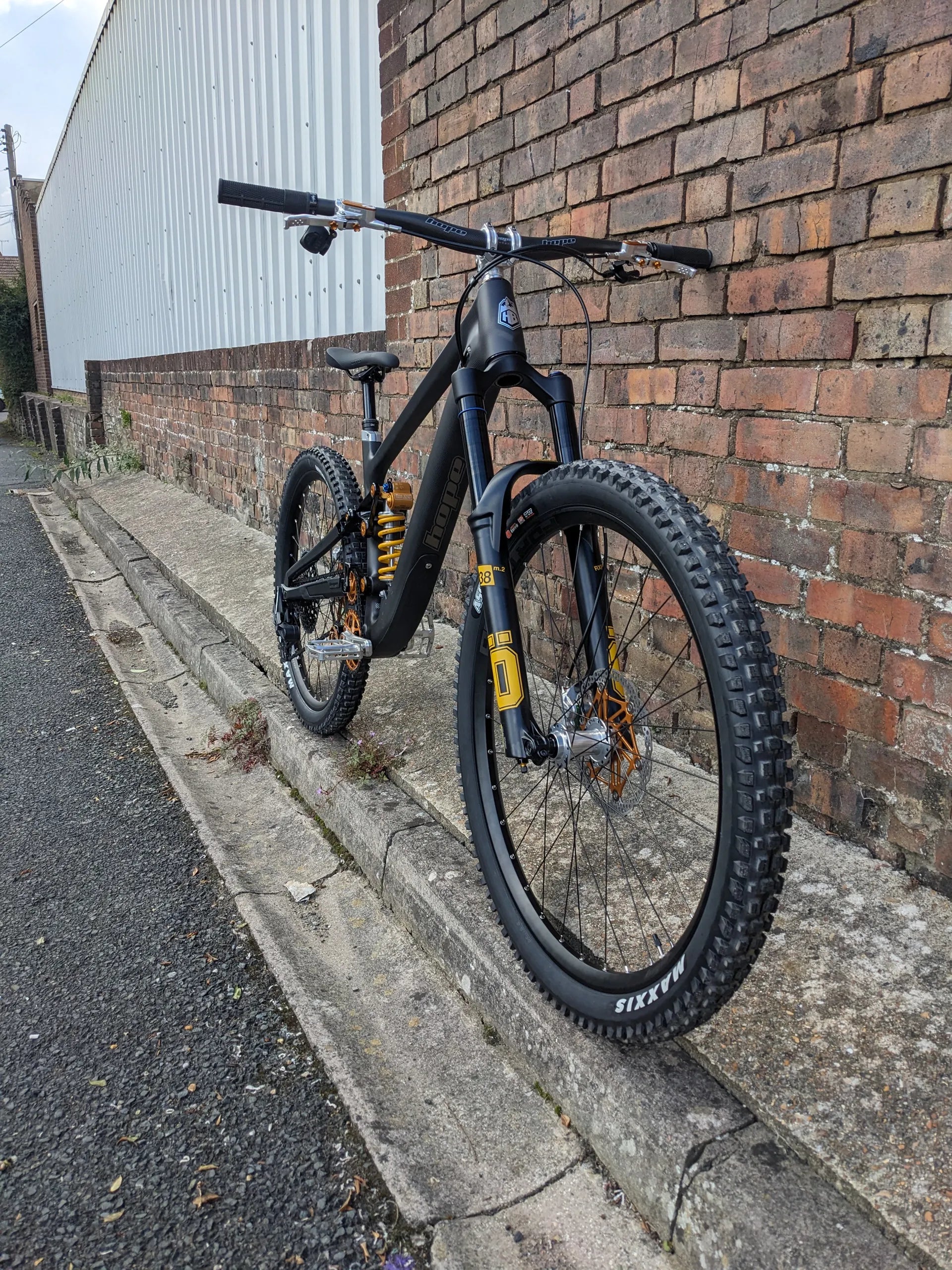 Hope HB916 V2 Bike - Carbon - H3 - X01 - EX DISPLAY