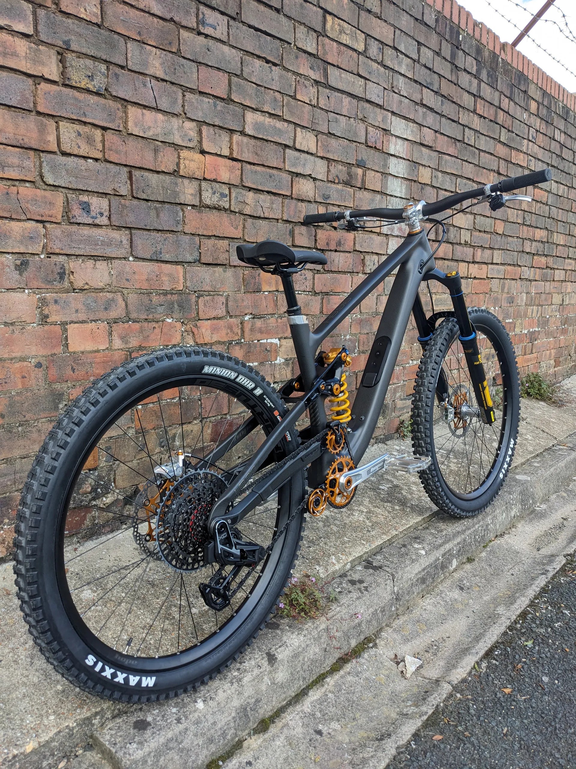 Hope HB916 V2 Bike - Carbon - H3 - X01 - EX DISPLAY