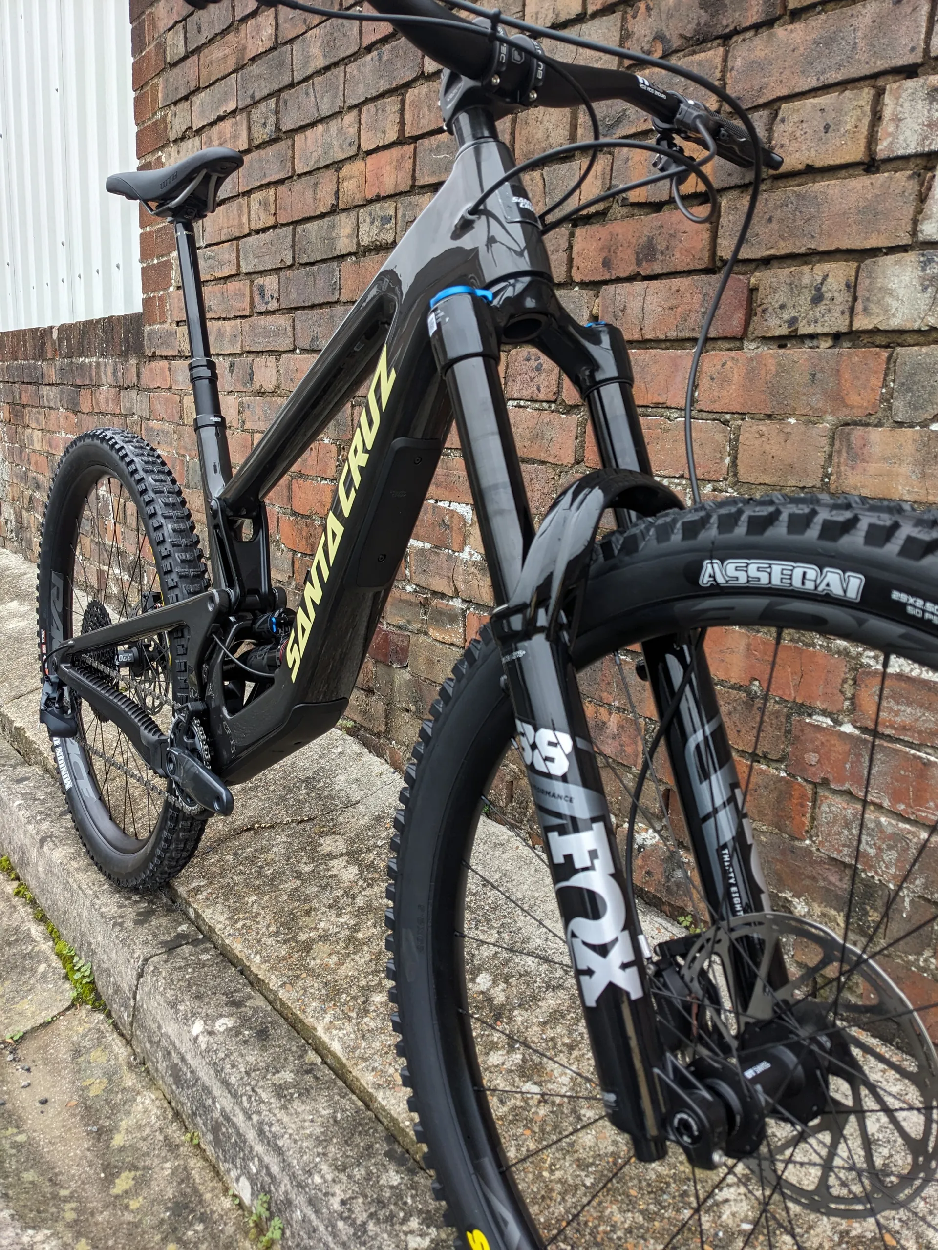 Santa Cruz Megatower C S-Spec Gloss Carbon Large EX DISPLAY